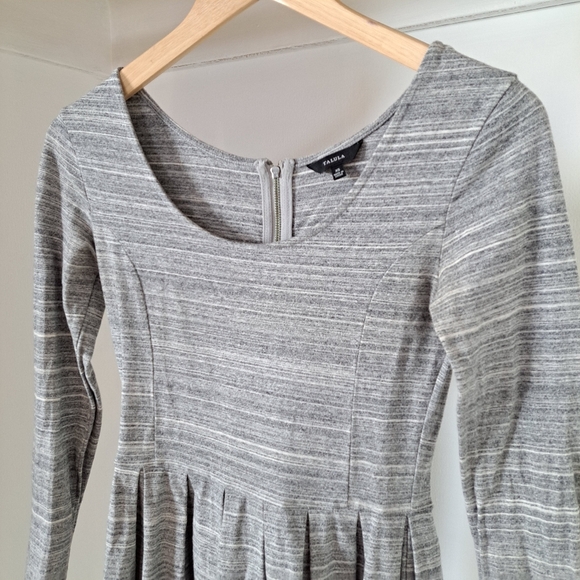 Talula | Grey striped long sleeved pleated dress - Picture 4 of 11